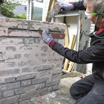 Frostsprængte mursten: En enkelt mursten kan sagtens tages ud af en mur Frostsprængte mursten: En enkelt mursten kan sagtens tages ud af en mur